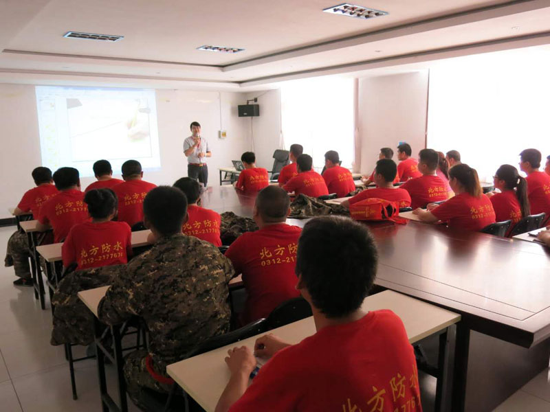 許經(jīng)理給員工進行產(chǎn)品培訓